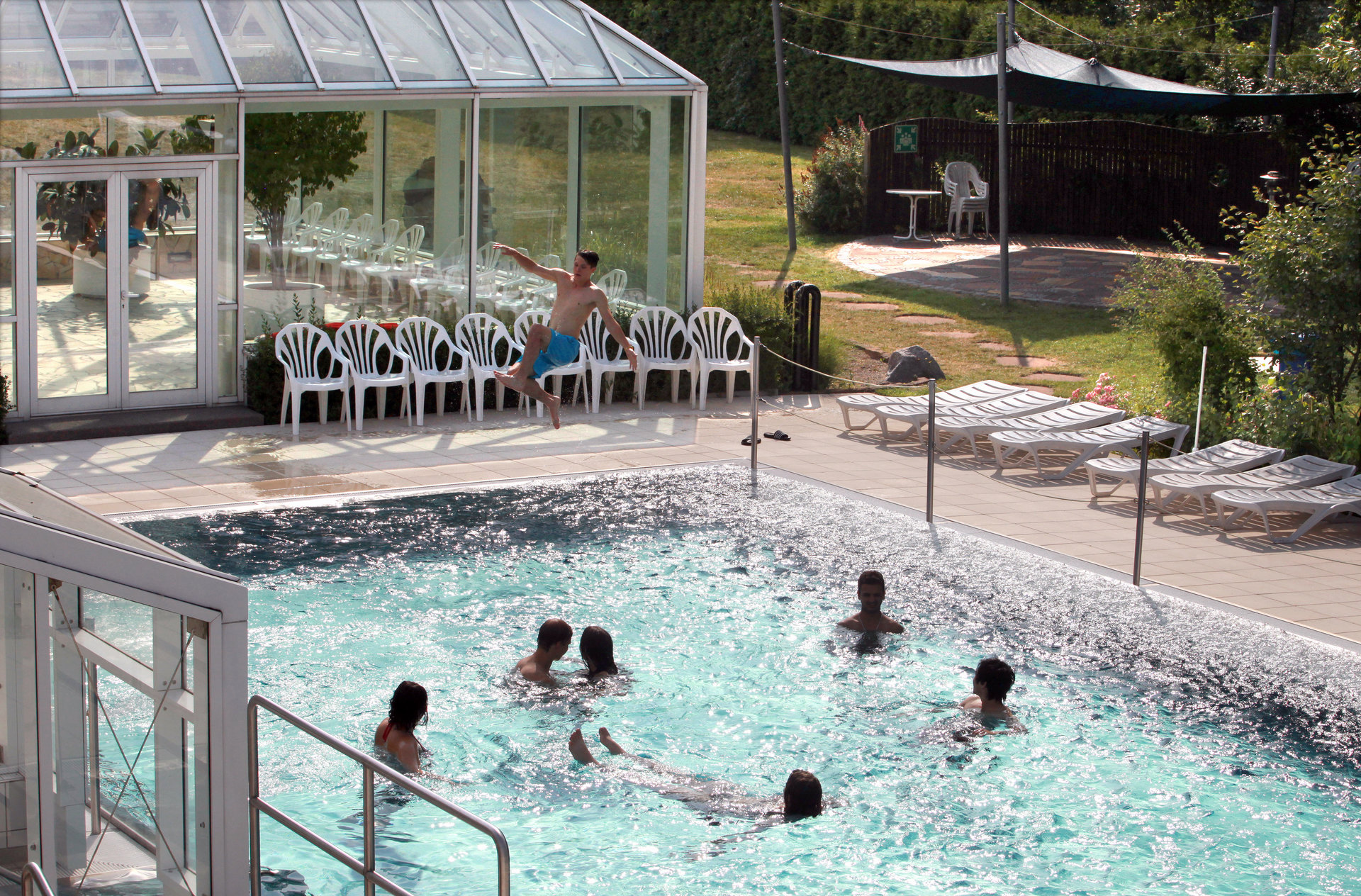 mehrere Menschen im Freizeitbad LA OLA im Aussenbecken bei Sonnenschein