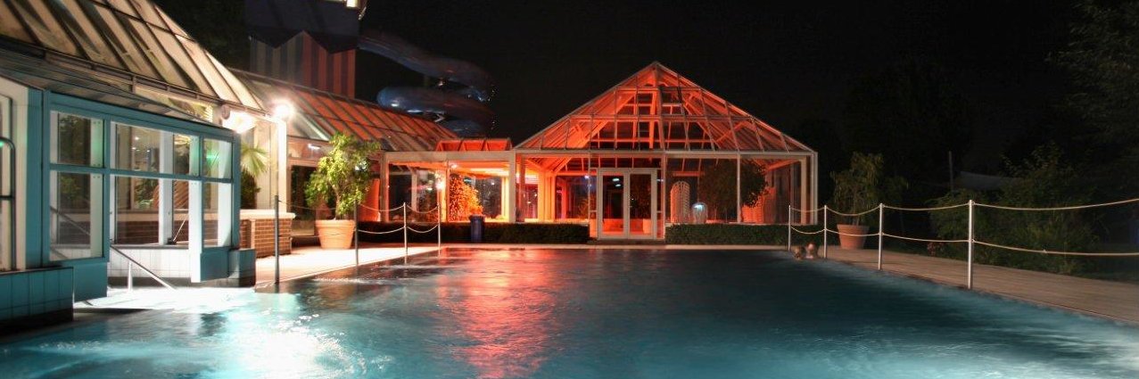 Außenbecken bei Nacht mit Glasshaus im Hintergrund im Freizeitbad LA OLA